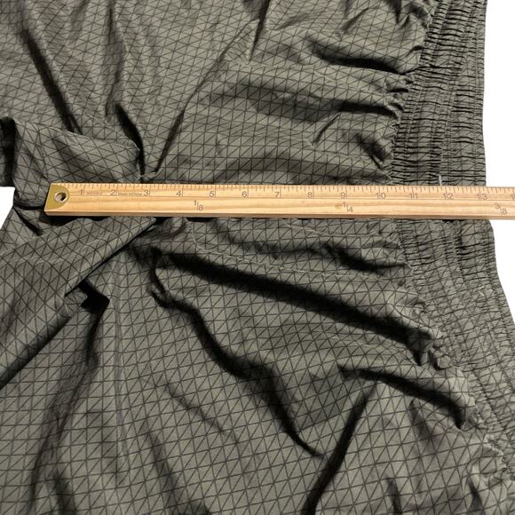 Under Armour Mens Athletic Shorts Size XL Heat Gear Fitted Lined Green Pockets - Picture 10 of 13